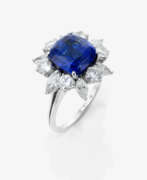 Bijoux de main. A ring with a cushion-cut tanzanite of approx. 5 ct. and diamonds