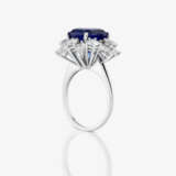 A ring with a cushion-cut tanzanite of approx. 5 ct. and diamonds - photo 3