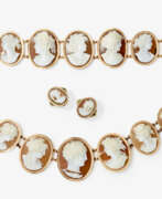 Ювелирные изделия. A parure consisting of a necklace, bracelet, and two rings with shell cameos