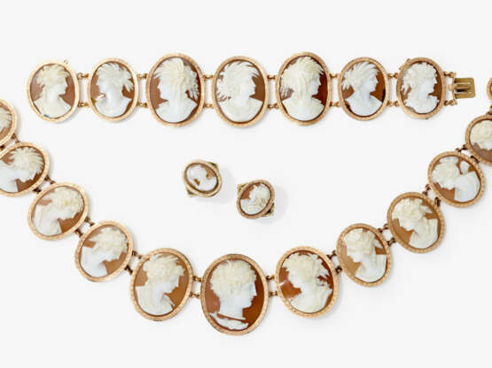 A parure consisting of a necklace, bracelet, and two rings with shell cameos - photo 1