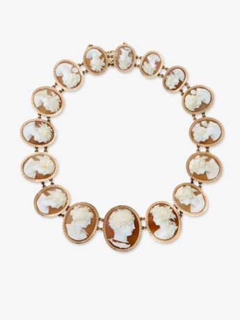 A parure consisting of a necklace, bracelet, and two rings with shell cameos - photo 2