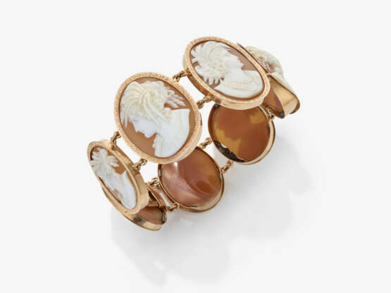 A parure consisting of a necklace, bracelet, and two rings with shell cameos - photo 3