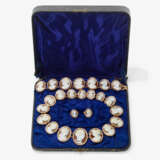 A parure consisting of a necklace, bracelet, and two rings with shell cameos - photo 5