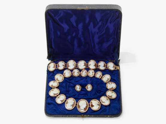 A parure consisting of a necklace, bracelet, and two rings with shell cameos - photo 5
