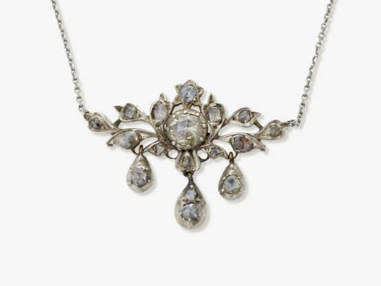 A necklace with diamonds - фото 1