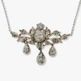 A necklace with diamonds - фото 1