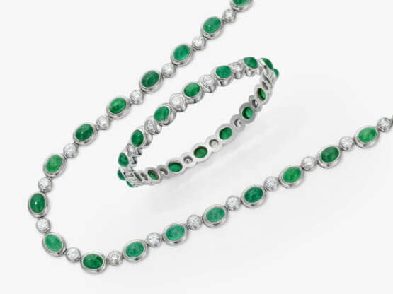 A necklace and bangle with brilliant-cut diamonds and emeralds - фото 1 A necklace and bangle with brilliant-cut diamonds and emeralds - фото 1
