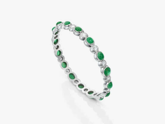 A necklace and bangle with brilliant-cut diamonds and emeralds - фото 3 A necklace and bangle with brilliant-cut diamonds and emeralds - фото 3