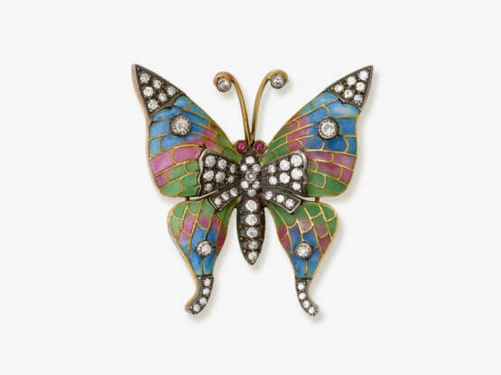 A historical butterfly brooch decorated with plique-à-jour enamel and diamonds - фото 1 A historical butterfly brooch decorated with plique-à-jour enamel and diamonds - фото 1
