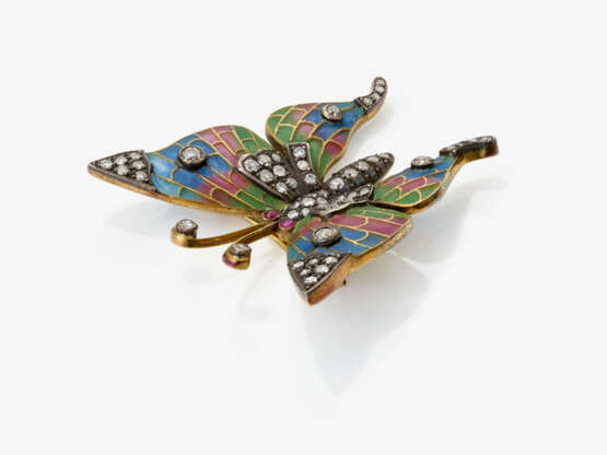 A historical butterfly brooch decorated with plique-à-jour enamel and diamonds - фото 2 A historical butterfly brooch decorated with plique-à-jour enamel and diamonds - фото 2