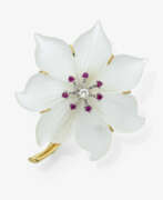 Broschen und Anstecknadeln. Blütenbrosche mit Achat, Brillant und Rubinen
