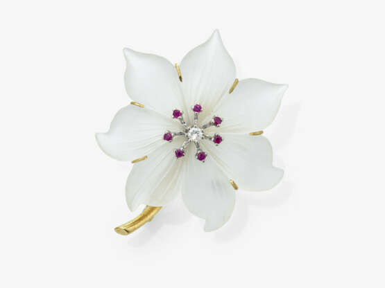 A floral brooch with agate, brilliant-cut diamond, and rubies - photo 1