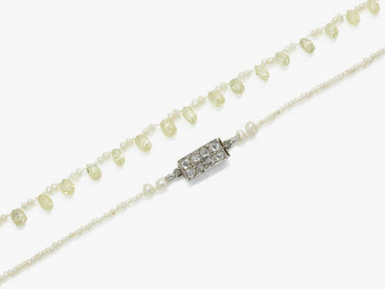 A natural pearl necklace set with fancy light yellow Briolette-cut diamonds of 16 carats - фото 1 A natural pearl necklace set with fancy light yellow Briolette-cut diamonds of 16 carats - фото 1