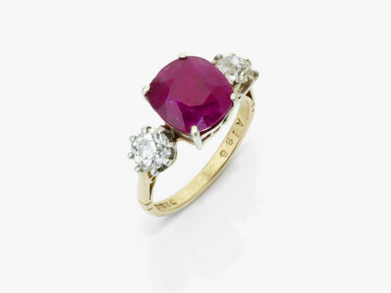 An eternity ring set with a natural Burmese ruby and diamonds - фото 1