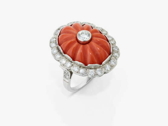 A striking historical cocktail ring adorned with a Midway coral and diamonds - фото 1