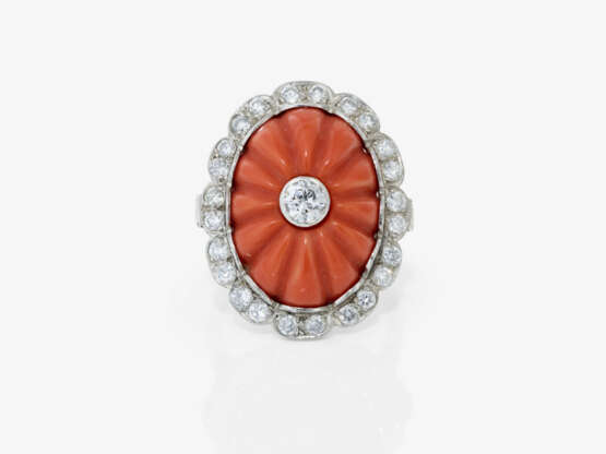 A striking historical cocktail ring adorned with a Midway coral and diamonds - фото 2