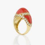 A ring with corals and brilliant-cut diamonds - фото 2