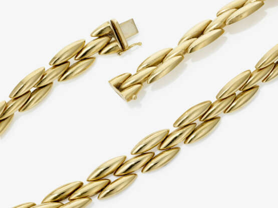 A gold necklace - photo 1