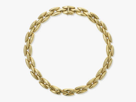 A gold necklace - photo 2