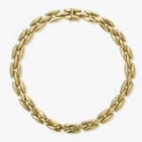 A gold necklace - photo 2