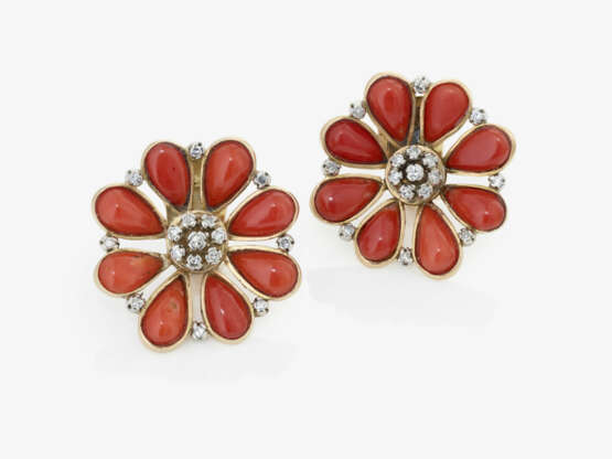 Floral Vintage stud earrings set with a fine Sardinian coral and diamonds - фото 1