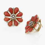 Floral Vintage stud earrings set with a fine Sardinian coral and diamonds - фото 2