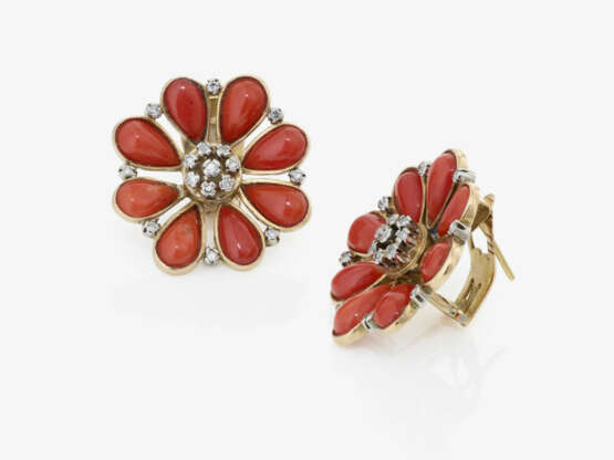 Floral Vintage stud earrings set with a fine Sardinian coral and diamonds - фото 2