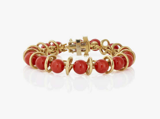 A bracelet with coral beads - фото 1