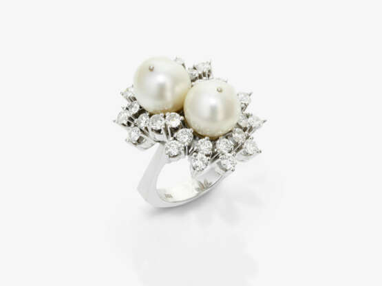 A floral vintage Cocktail ring set with brilliant-cut diamonds and cultured pearls - photo 1 A floral vintage Cocktail ring set with brilliant-cut diamonds and cultured pearls - photo 1