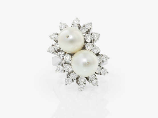 A floral vintage Cocktail ring set with brilliant-cut diamonds and cultured pearls - photo 2 A floral vintage Cocktail ring set with brilliant-cut diamonds and cultured pearls - photo 2