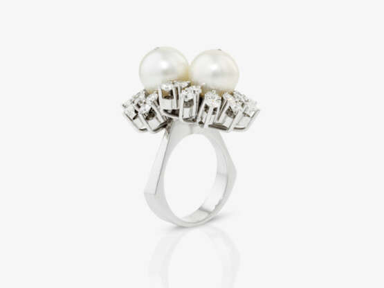 A floral vintage Cocktail ring set with brilliant-cut diamonds and cultured pearls - photo 3 A floral vintage Cocktail ring set with brilliant-cut diamonds and cultured pearls - photo 3