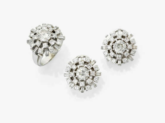 A demi-parure, white gold earrings and a platinum ring with diamonds - фото 1 A demi-parure, white gold earrings and a platinum ring with diamonds - фото 1