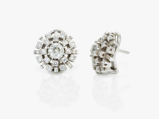 A demi-parure, white gold earrings and a platinum ring with diamonds - фото 2 A demi-parure, white gold earrings and a platinum ring with diamonds - фото 2