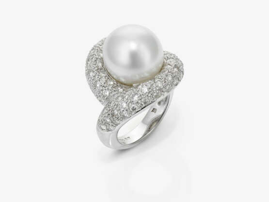 A ring with white South Sea cultured pearl and brilliant-cut diamonds - фото 1 A ring with white South Sea cultured pearl and brilliant-cut diamonds - фото 1