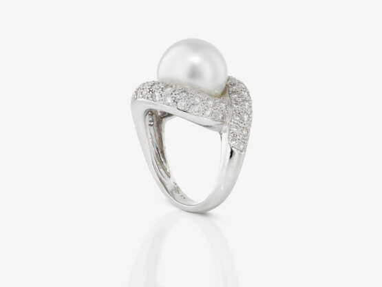 A ring with white South Sea cultured pearl and brilliant-cut diamonds - фото 3 A ring with white South Sea cultured pearl and brilliant-cut diamonds - фото 3