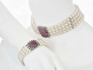 Demi-Parure bestehend aus jeweils viersträngigem Zuchtperlen-Collier-de-chien und Zuchtperlen-Armband mit Rubinschließen