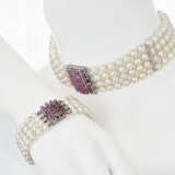 Demi-Parure bestehend aus jeweils viersträngigem Zuchtperlen-Collier-de-chien und Zuchtperlen-Armband mit Rubinschließen - фото 1