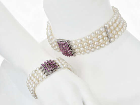 Demi-Parure bestehend aus jeweils viersträngigem Zuchtperlen-Collier-de-chien und Zuchtperlen-Armband mit Rubinschließen - фото 1 Demi-Parure bestehend aus jeweils viersträngigem Zuchtperlen-Collier-de-chien und Zuchtperlen-Armband mit Rubinschließen - фото 1