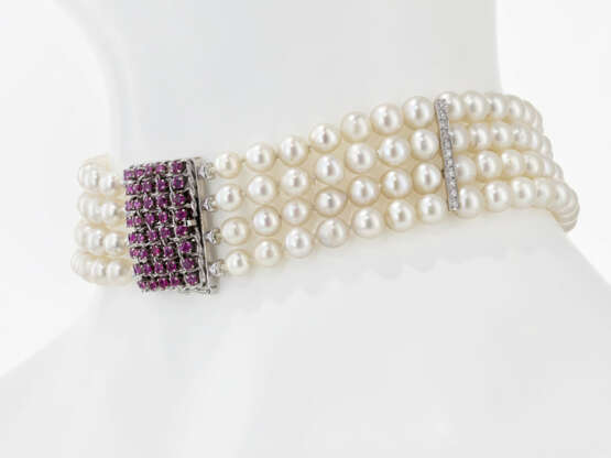 Demi-Parure bestehend aus jeweils viersträngigem Zuchtperlen-Collier-de-chien und Zuchtperlen-Armband mit Rubinschließen - фото 2 Demi-Parure bestehend aus jeweils viersträngigem Zuchtperlen-Collier-de-chien und Zuchtperlen-Armband mit Rubinschließen - фото 2