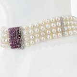 Demi-Parure bestehend aus jeweils viersträngigem Zuchtperlen-Collier-de-chien und Zuchtperlen-Armband mit Rubinschließen - фото 2