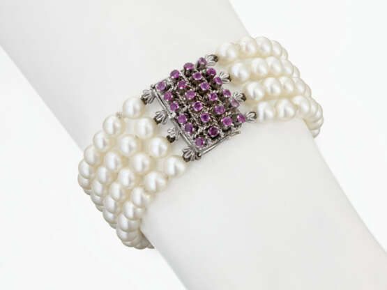 Demi-Parure bestehend aus jeweils viersträngigem Zuchtperlen-Collier-de-chien und Zuchtperlen-Armband mit Rubinschließen - фото 3 Demi-Parure bestehend aus jeweils viersträngigem Zuchtperlen-Collier-de-chien und Zuchtperlen-Armband mit Rubinschließen - фото 3