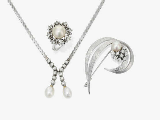 A necklace and brooch with diamonds and cultured pearls - фото 1