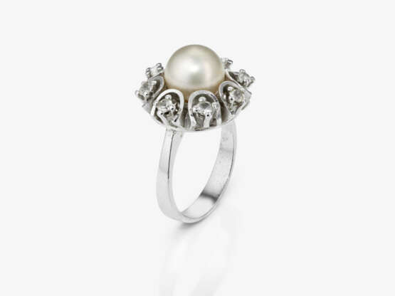 A necklace and brooch with diamonds and cultured pearls - фото 2