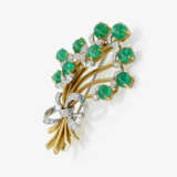 A flower bouquet brooch with emeralds and diamonds - photo 2