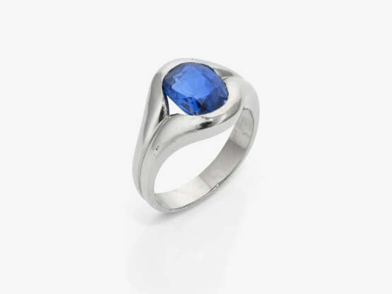 A blue sapphire ring - фото 1
