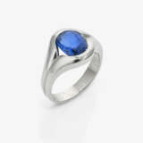 A blue sapphire ring - фото 1