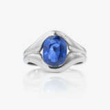A blue sapphire ring - фото 2