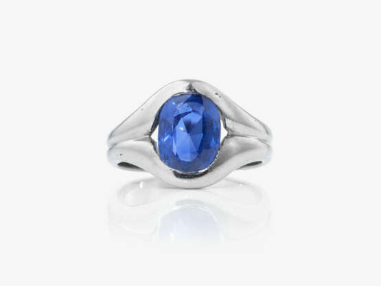 A blue sapphire ring - фото 2
