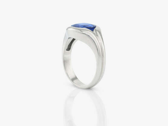 A blue sapphire ring - фото 3