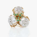 A ring with white cultured pearls, brilliant-cut diamonds, and tsavorites - photo 2